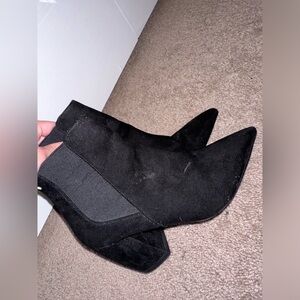 👢✨ Black booties